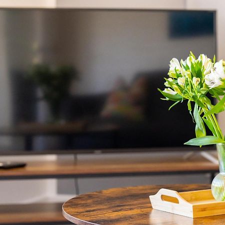 Central Serviced Apartments - 2 Bedroom - Free Street Parking - Fast Wifi - Smart Tvs In All Rooms - Ground Level - Family Neighbourhood - 3 X Double Beds - Heating 24-7 - Trade Stays - Weekly & Monthly Offers Дънди Екстериор снимка