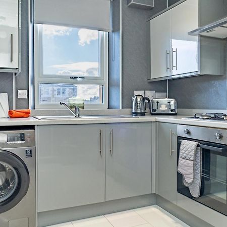 Central Serviced Apartments - 2 Bedroom - Free Street Parking - Fast Wifi - Smart Tvs In All Rooms - Ground Level - Family Neighbourhood - 3 X Double Beds - Heating 24-7 - Trade Stays - Weekly & Monthly Offers Дънди Екстериор снимка