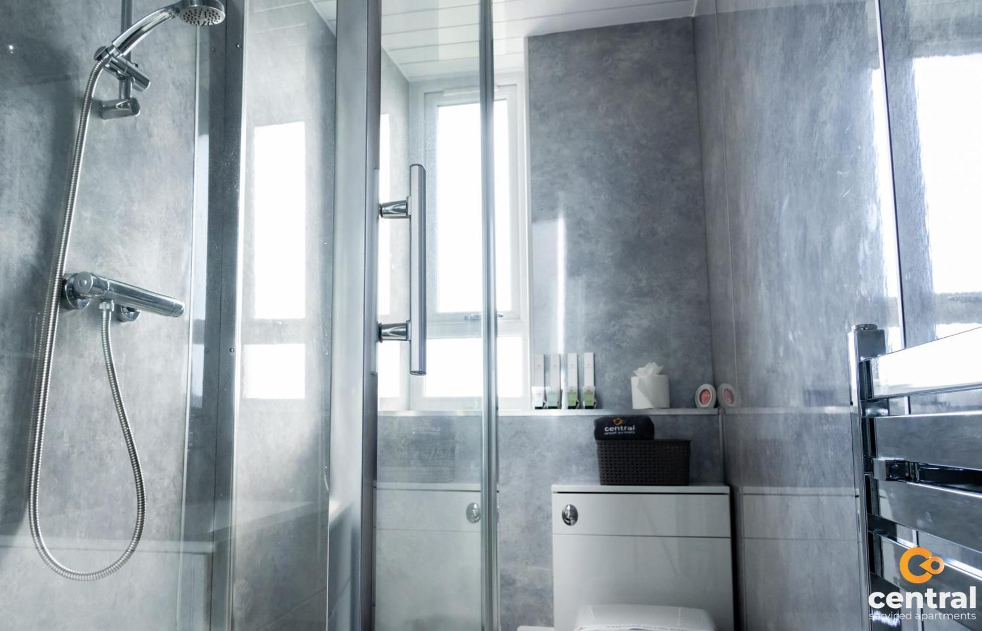 Central Serviced Apartments - 2 Bedroom - Free Street Parking - Fast Wifi - Smart Tvs In All Rooms - Ground Level - Family Neighbourhood - 3 X Double Beds - Heating 24-7 - Trade Stays - Weekly & Monthly Offers Дънди Екстериор снимка
