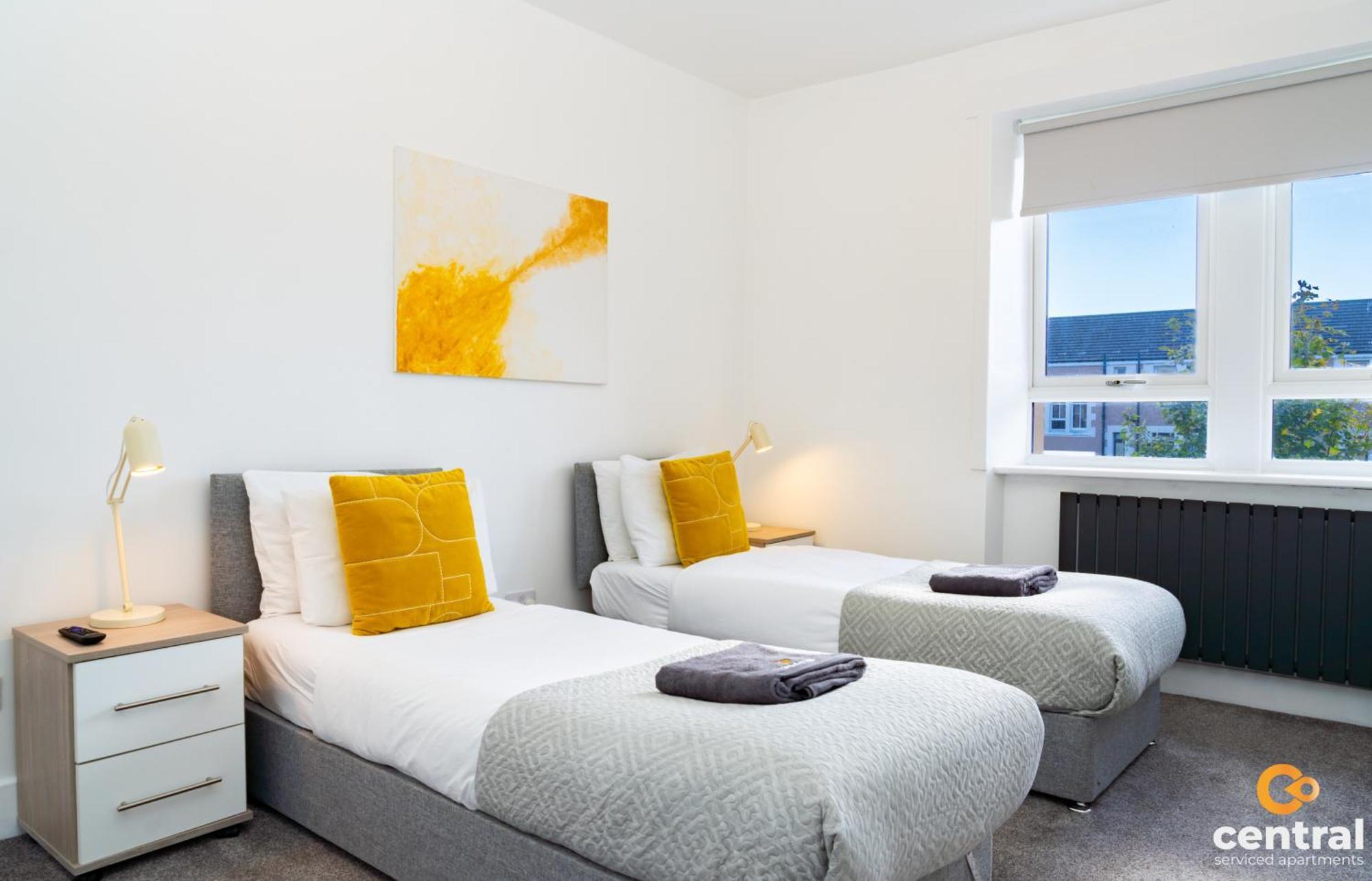 Central Serviced Apartments - 2 Bedroom - Free Street Parking - Fast Wifi - Smart Tvs In All Rooms - Ground Level - Family Neighbourhood - 3 X Double Beds - Heating 24-7 - Trade Stays - Weekly & Monthly Offers Дънди Екстериор снимка
