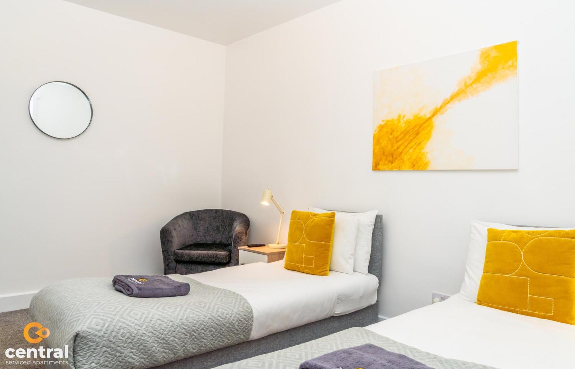 Central Serviced Apartments - 2 Bedroom - Free Street Parking - Fast Wifi - Smart Tvs In All Rooms - Ground Level - Family Neighbourhood - 3 X Double Beds - Heating 24-7 - Trade Stays - Weekly & Monthly Offers Дънди Екстериор снимка