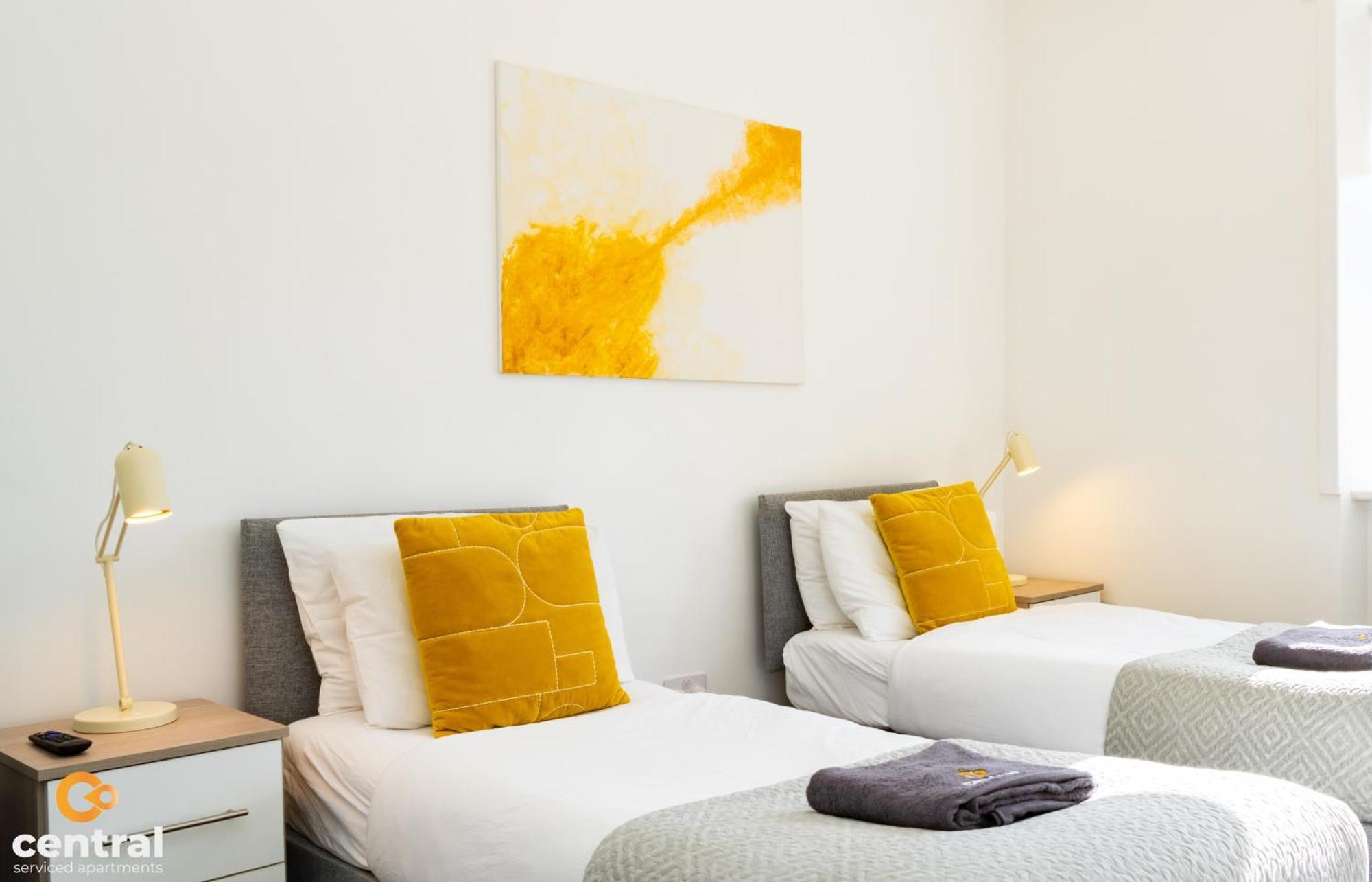 Central Serviced Apartments - 2 Bedroom - Free Street Parking - Fast Wifi - Smart Tvs In All Rooms - Ground Level - Family Neighbourhood - 3 X Double Beds - Heating 24-7 - Trade Stays - Weekly & Monthly Offers Дънди Екстериор снимка